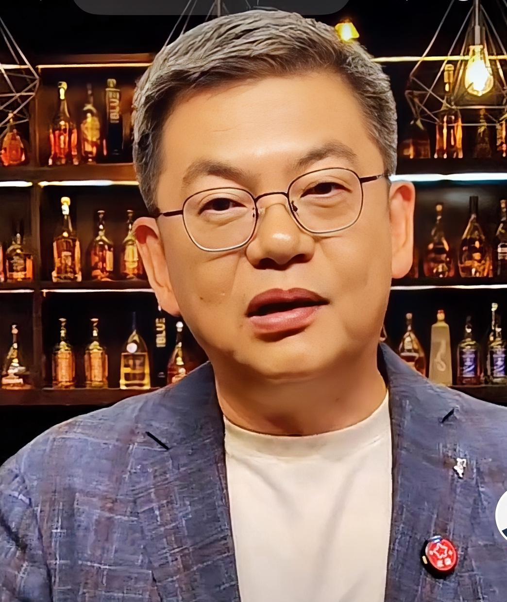 苏群：湖人阵容有严重的缺陷，夏天可以去追求字母哥。
湖人惨遭森林狼淘汰，赛后著名