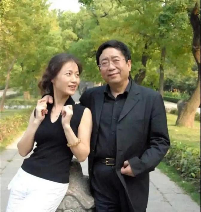 1992年，文化名人余秋雨和黄梅戏明星马兰的婚礼成了当年的一大话题。一个是大16