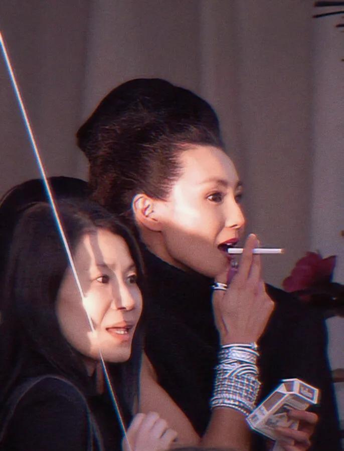 我一直觉得气质这种东西是与生俱来的，有时候美女指尖的一支烟，也美过某些刻意挂在颈