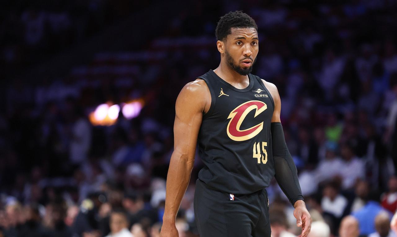迷失于三分线外！米切尔三分11投仅1中 空砍33分5篮板4助攻！
NBA季后赛次
