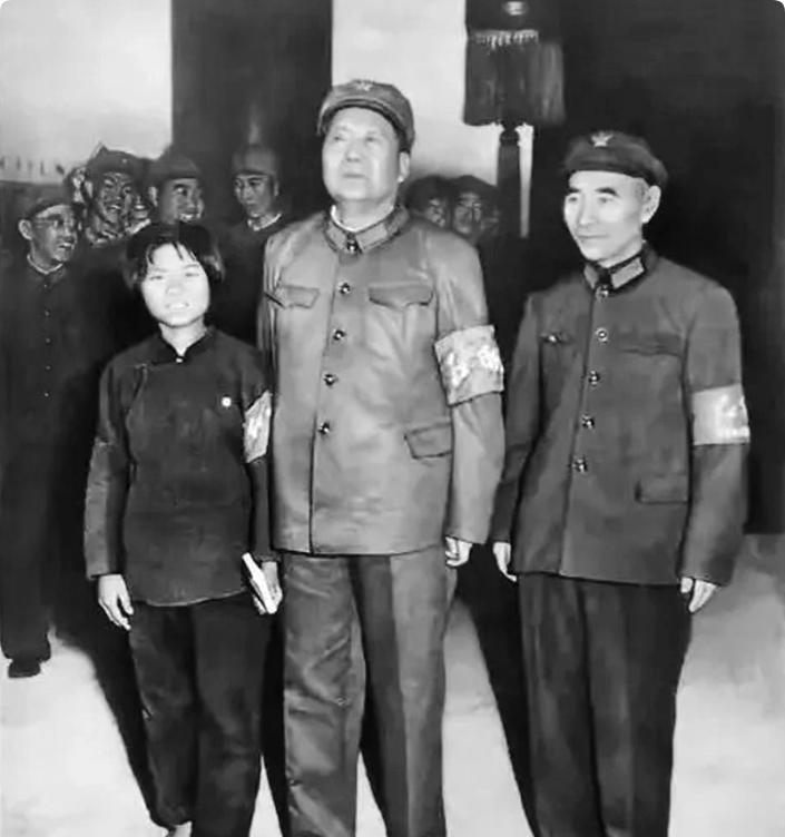 1966年9月15日下午三点多，老人家接见焦裕禄的二女儿焦守云。
焦守云当时13