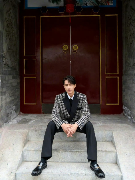 2025年11月最新杂志图中，吴尊肌肉线条紧实流畅，面部无明显皱纹，整体状态被网