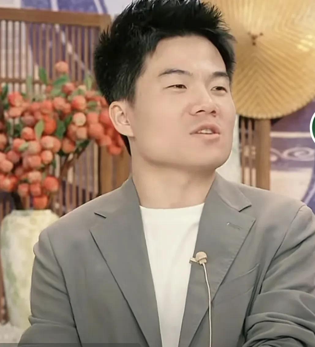 马骞又被老板“蛐蛐”了？
本来以为宇辉和彤宝一唱一和够欢乐的了，
没想到宇辉话题
