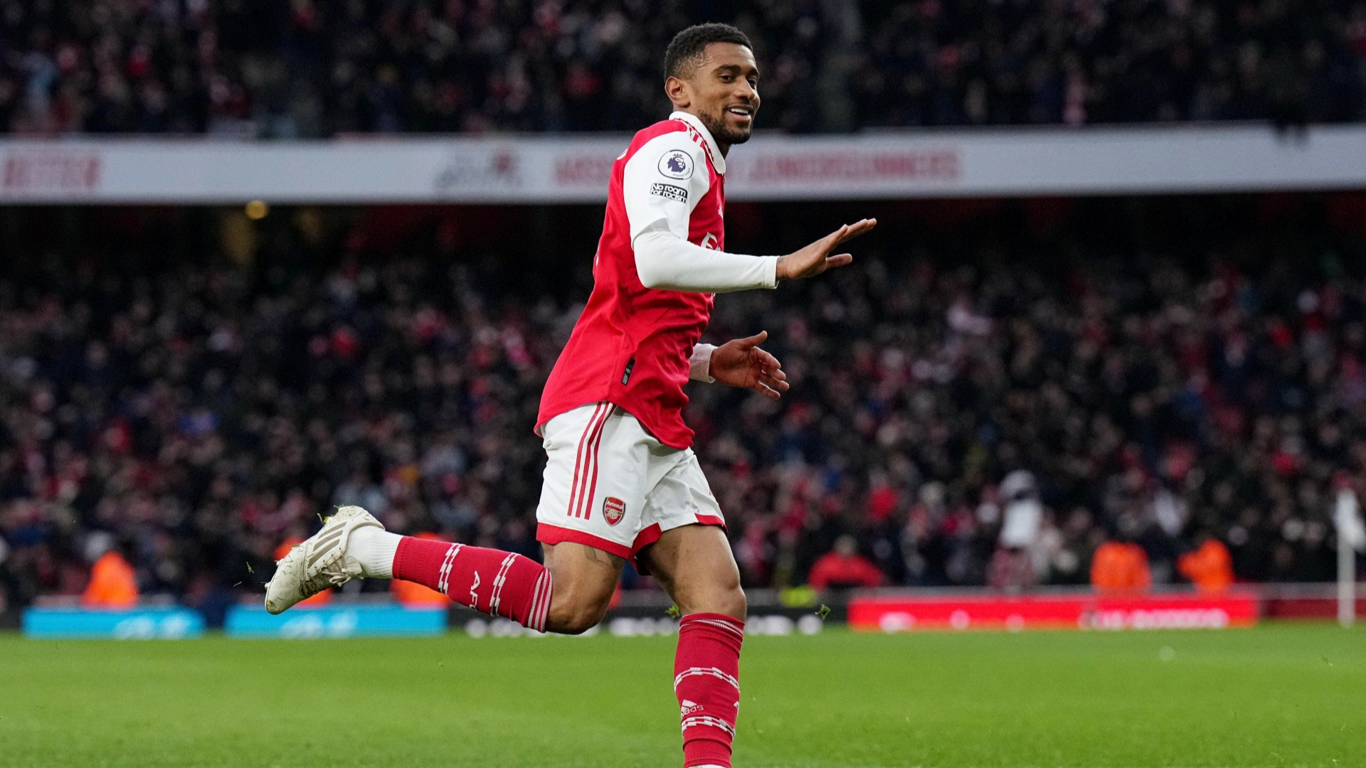 此前富勒姆有意阿森纳前锋尼尔森，但现在水晶宫也已经加入竞争。
水晶宫正在就以15