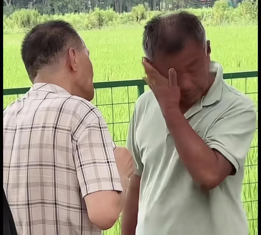 沈巍的弟弟来基地找他了
弟弟用手机打开视频让他跟妈妈聊天
在几番沟通后，他还是像