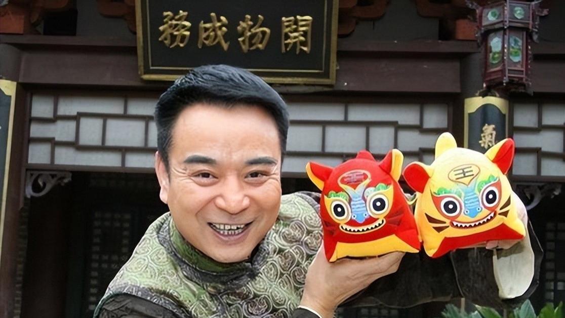 岳跃利现状：与二婚妻居北京，拍戏兼顾照顾33岁女儿