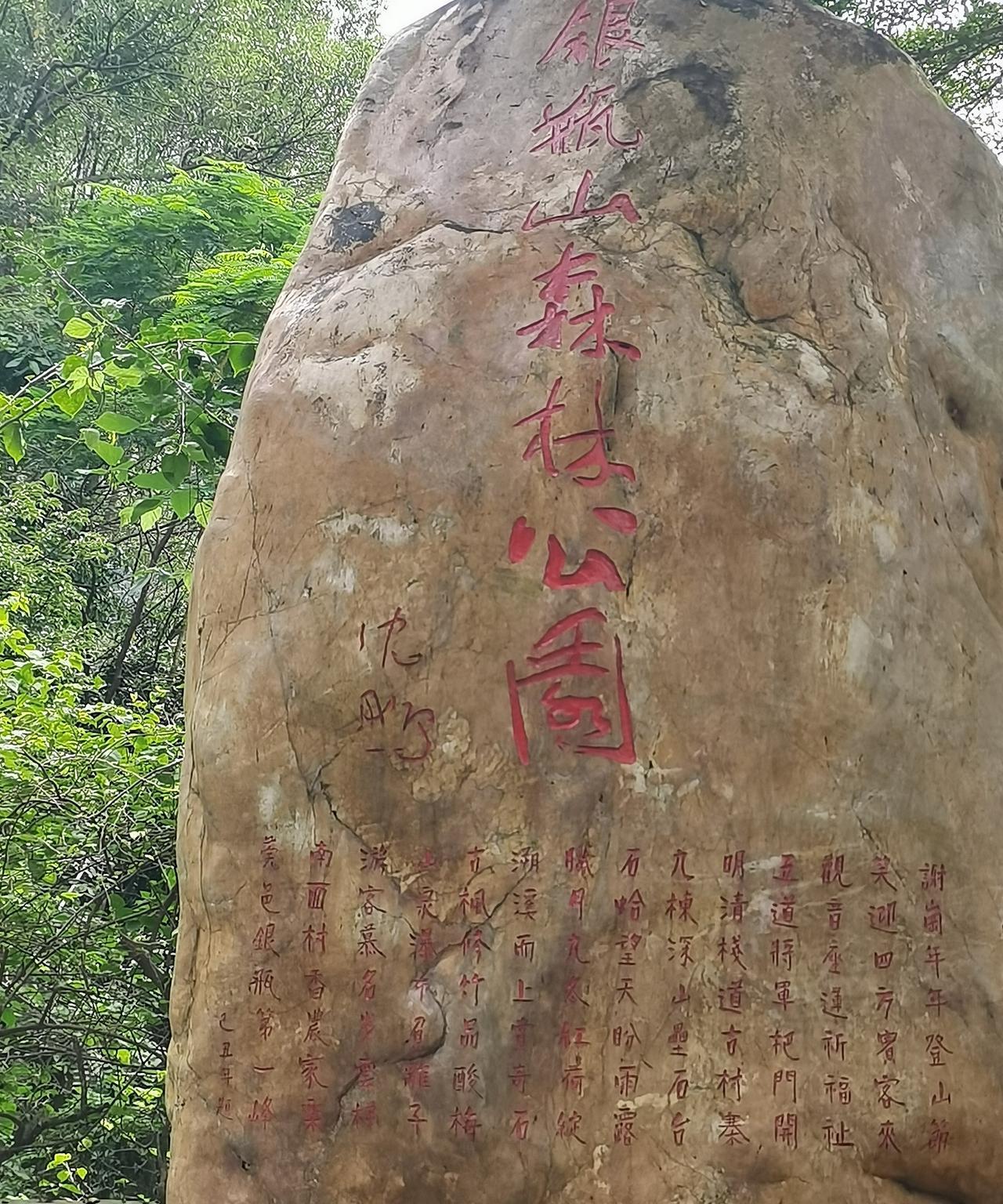 邻居跟他儿媳妇的关系，就像仇人般处着，谁也不服谁，谁也不让谁。
邻居家早年做家电
