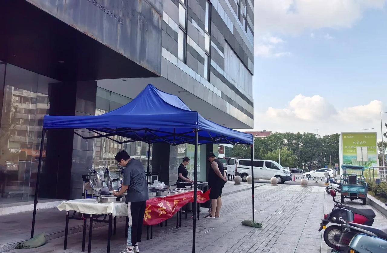 经过长兴楼饭店门口，看到有外卖摊头在出售熟菜，忙走过去看看。
知道最近常州的一些