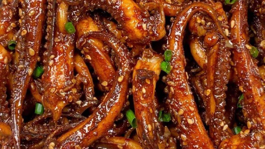 深夜烧烤摊的孜然鱿鱼须：一口咬下，整片海都在舌尖跳舞