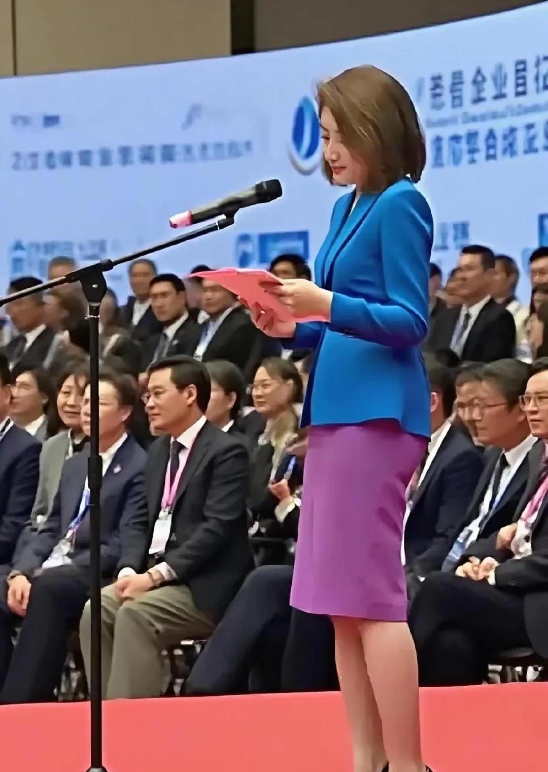 这是长公主宗馥莉啥时照的美照呢？
现在人高马大的宗公主完全没有了以前亭亭玉立的样