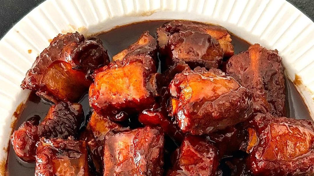 酸甜可口、肉嫩多汁的糖醋排骨，好吃到舔手指哦！