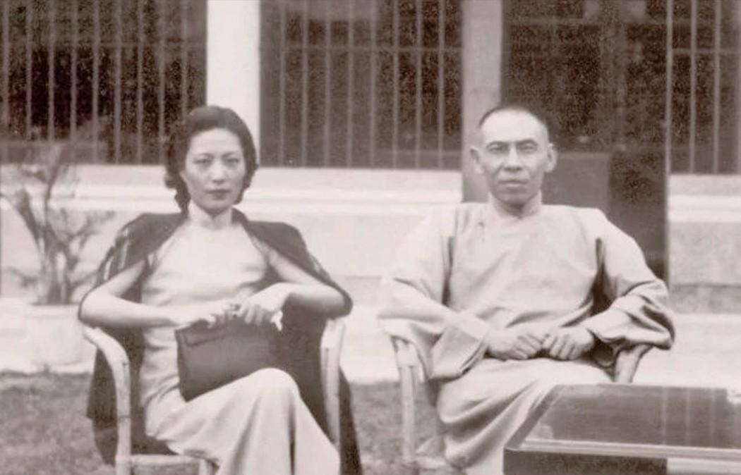 1918年，杜月笙去歌舞厅风流。突然，搂住一15岁舞女，舞女吓得花容失色，推搡着
