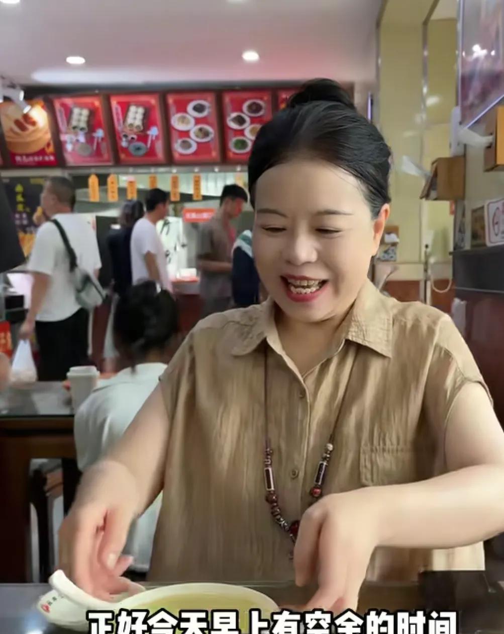 许敏老姚两口真是太恩爱了！
一大早出去吃北京包子，
这个视频拍的真好，
可以说摄