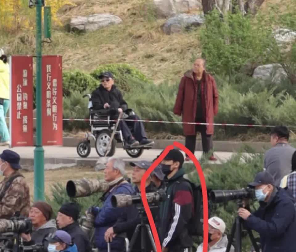 李现，扯下了内娱的最后一块遮羞布

李现，够有名了吧，他光明正大的混进公园老
