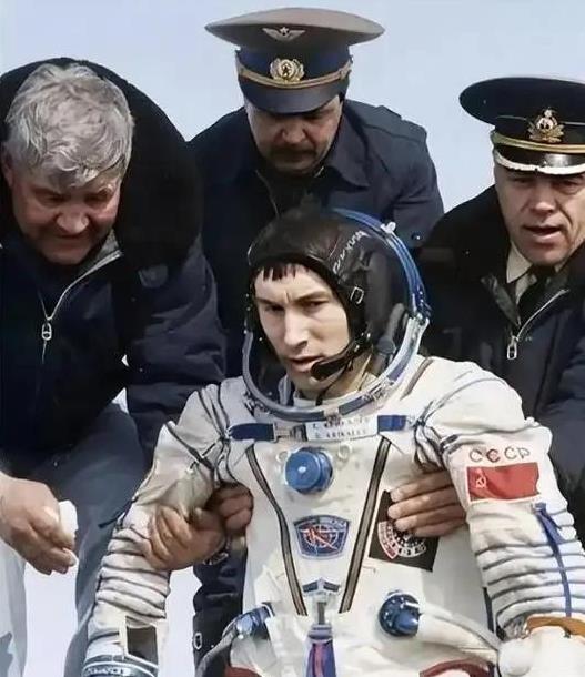 ·1991年，一名苏联的宇航员刚进入太空没多久，苏联就解体了！他被孤零零的遗忘在