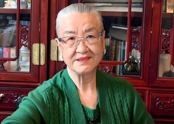 1986年，耿莹一夜之间被查封了所有资产，她选择出走美国，在离开时她发誓，给我3