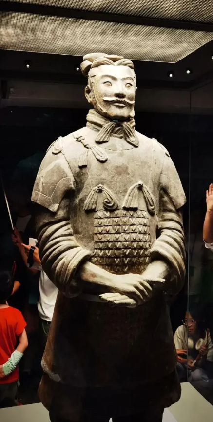 中国历史上被抢走的文物有多少件
中国近代被抢走的文物数量惊人。国家文物学会统计，