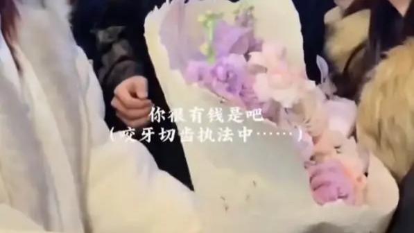 张馨予太敢说了😭 粉丝送花被她犀利反问：你很有钱是吧？现场细节炸了