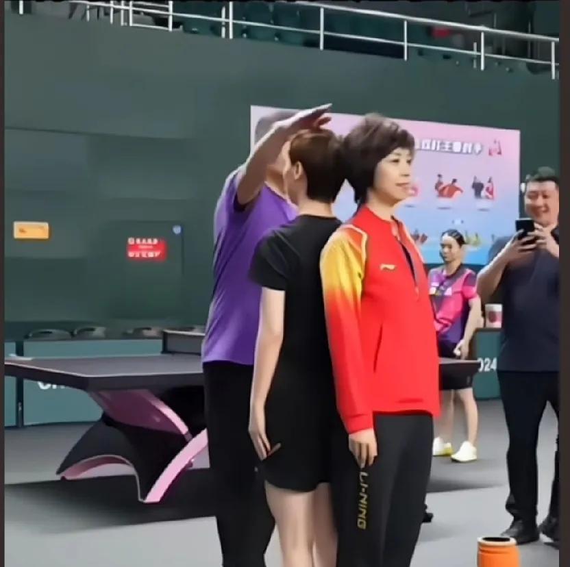 王曼昱张怡宁比身高，可爱到我了！
这画面让我想起她们赛场上的飒爽，私下里又这么童
