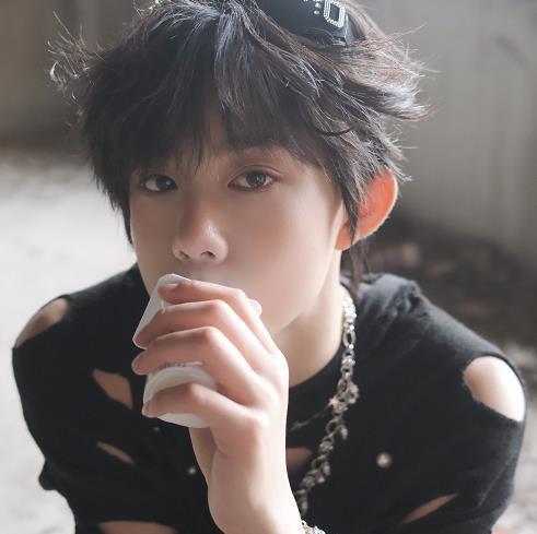 #陈奕恒 私联# 有网友指控陈奕恒刚成为练习生时，与私生存在亲密互动，包括带私生