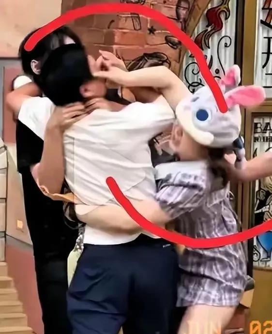 上海迪士尼帮男友打架的微胖美女，绝对不能娶回家！原因很简单：



这段视频让我