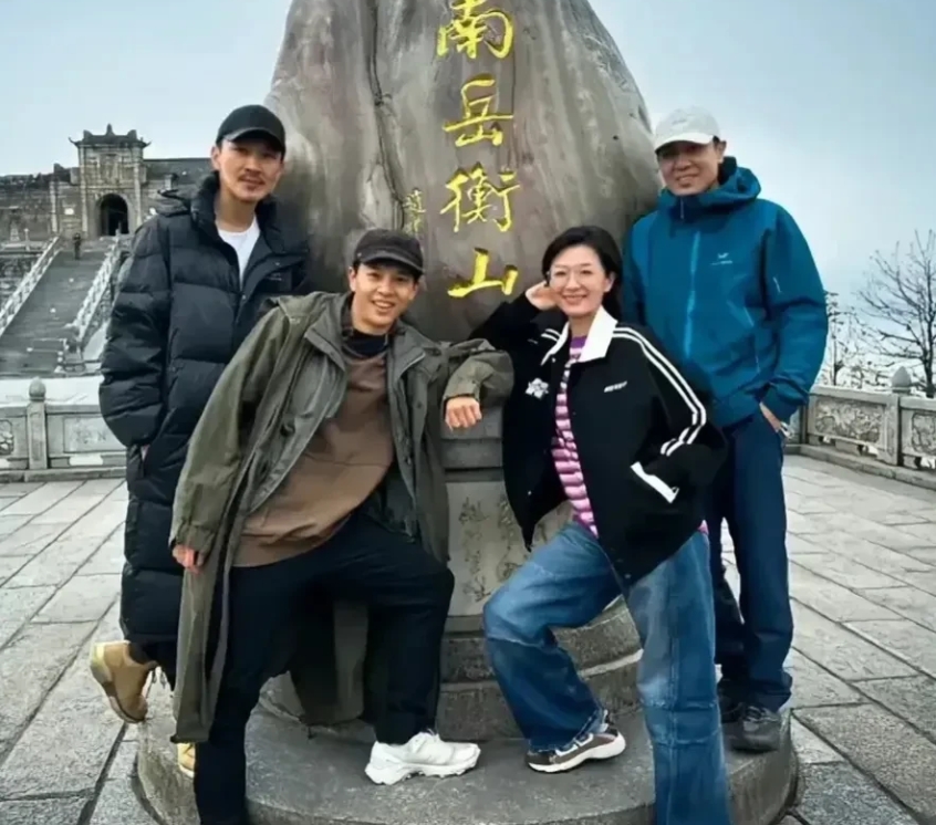 女演员万茜，戴白色鸭舌帽的好像是于和伟。