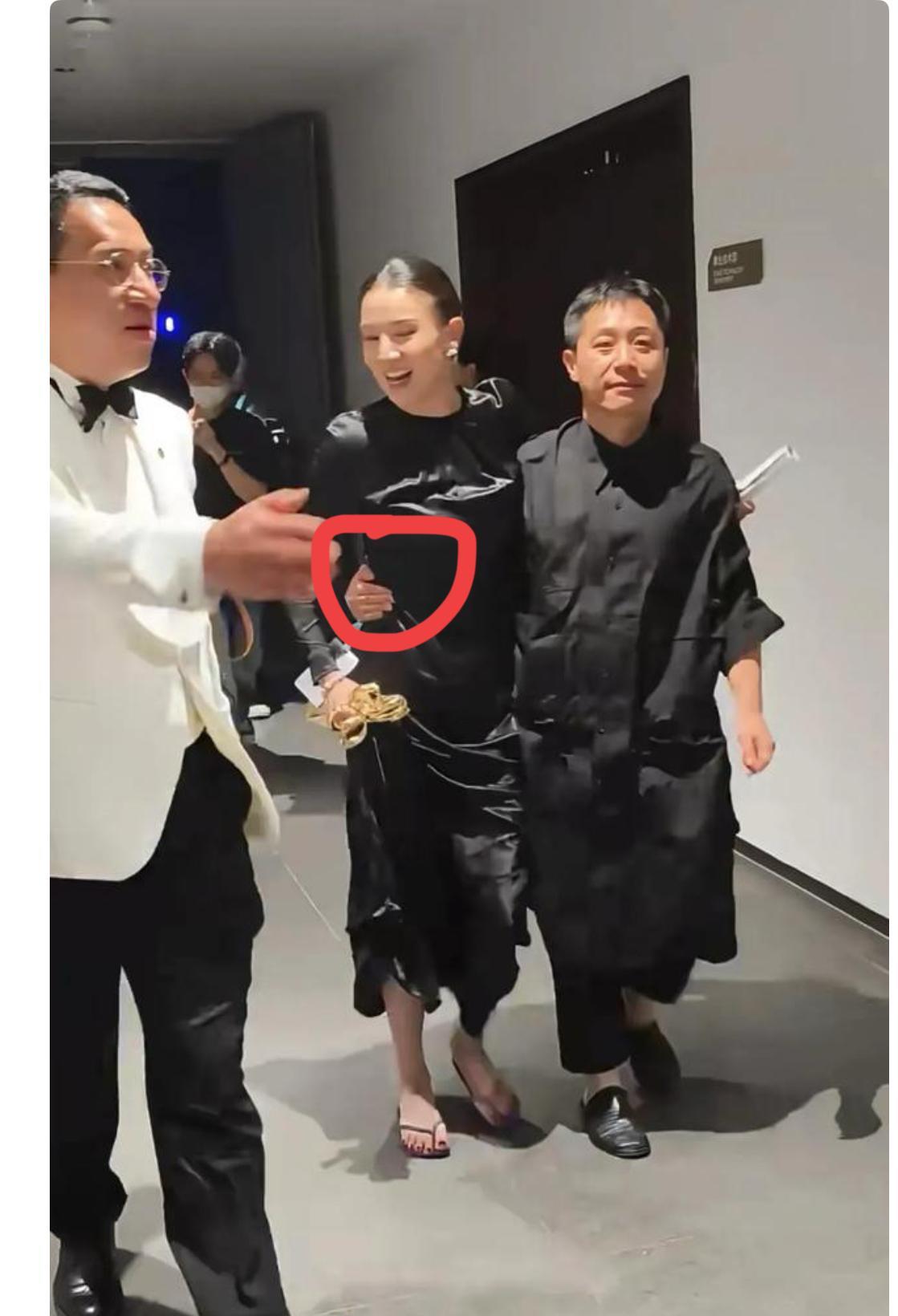 有个事，
我一直憋着不敢说，
我觉得宋佳有一个严重的问题，那就是她太真实了。
白