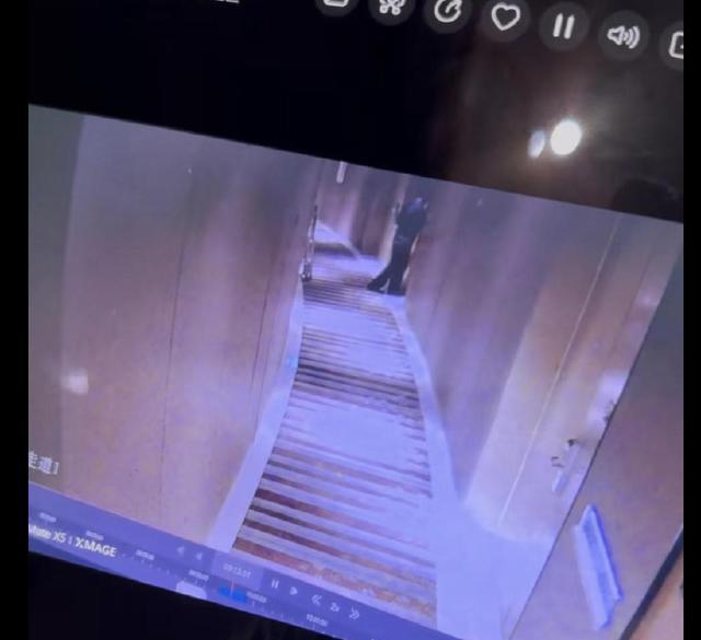 超级离谱。事发于上海，七夕之夜，陌生男子刷卡入室，闯入房间之后站在床尾盯着女主人