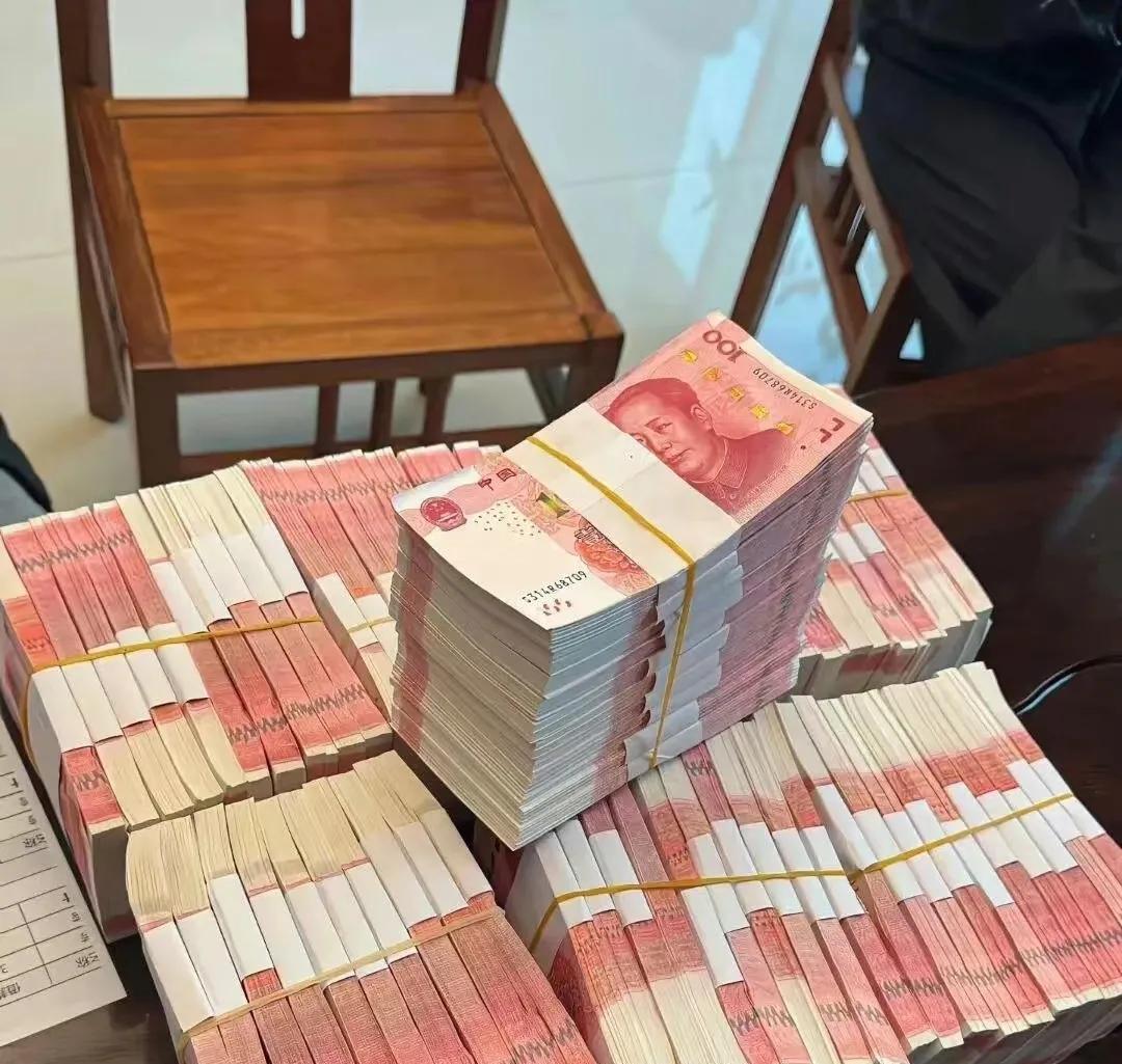 别划走，看见钱了还不接，本来就穷，说明真的和钱无缘！！！
兜里有钱才有安全感