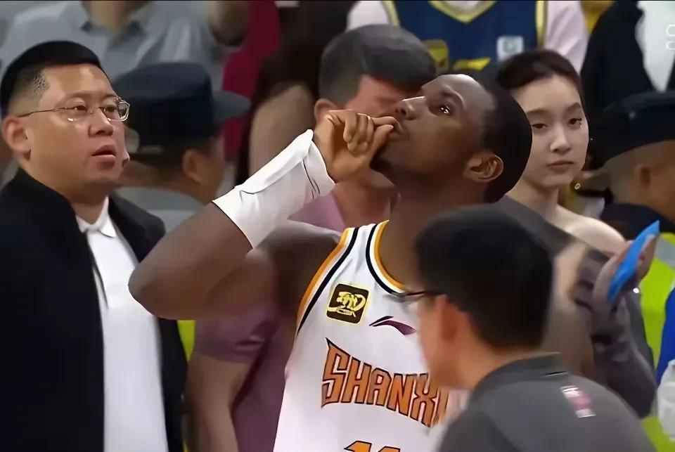 现在回看“山西男篮淘汰广东”比赛，终于理解迪亚洛最后做的这个动作意思了！就是告诉