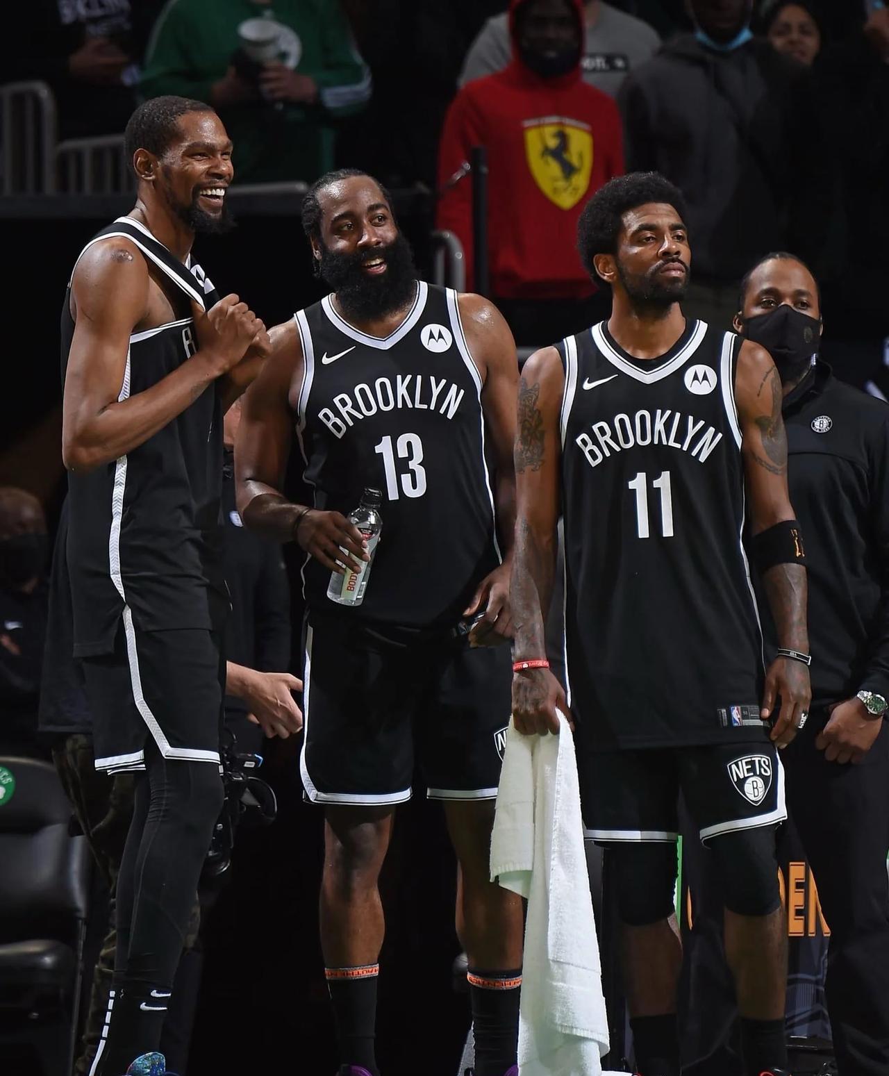 欧文说：是哈登先要走的！
在欧文的直播里，他谈到了哈登离开篮网的情况。欧文说道：