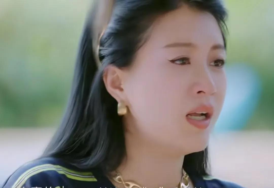 李嘉格确实让我无法理解！
她妈妈和婆婆之间有矛盾，李嘉格却一直不听妈妈的解释，还