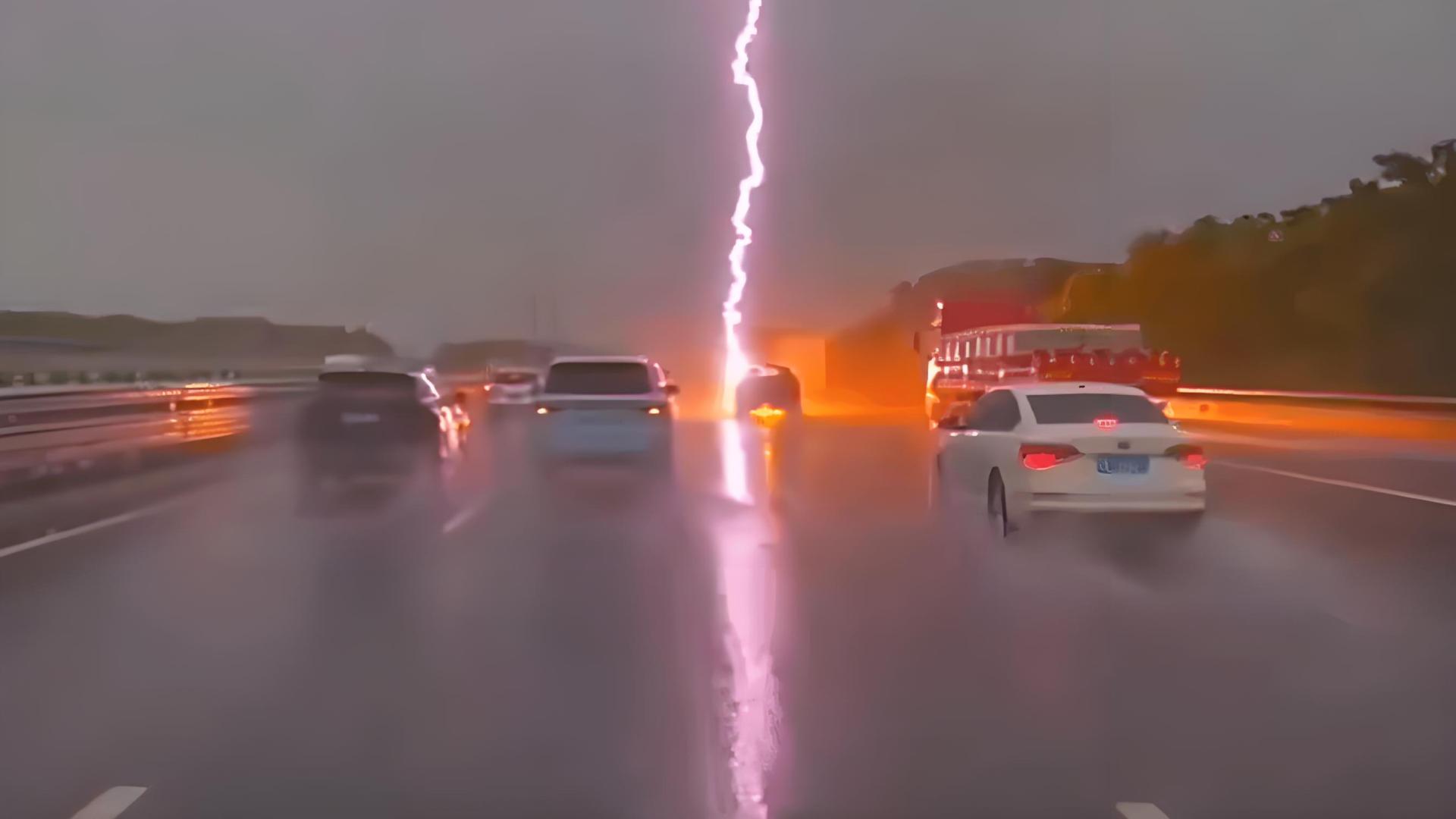 一车辆雨天在高速路上行驶时被闪电击中