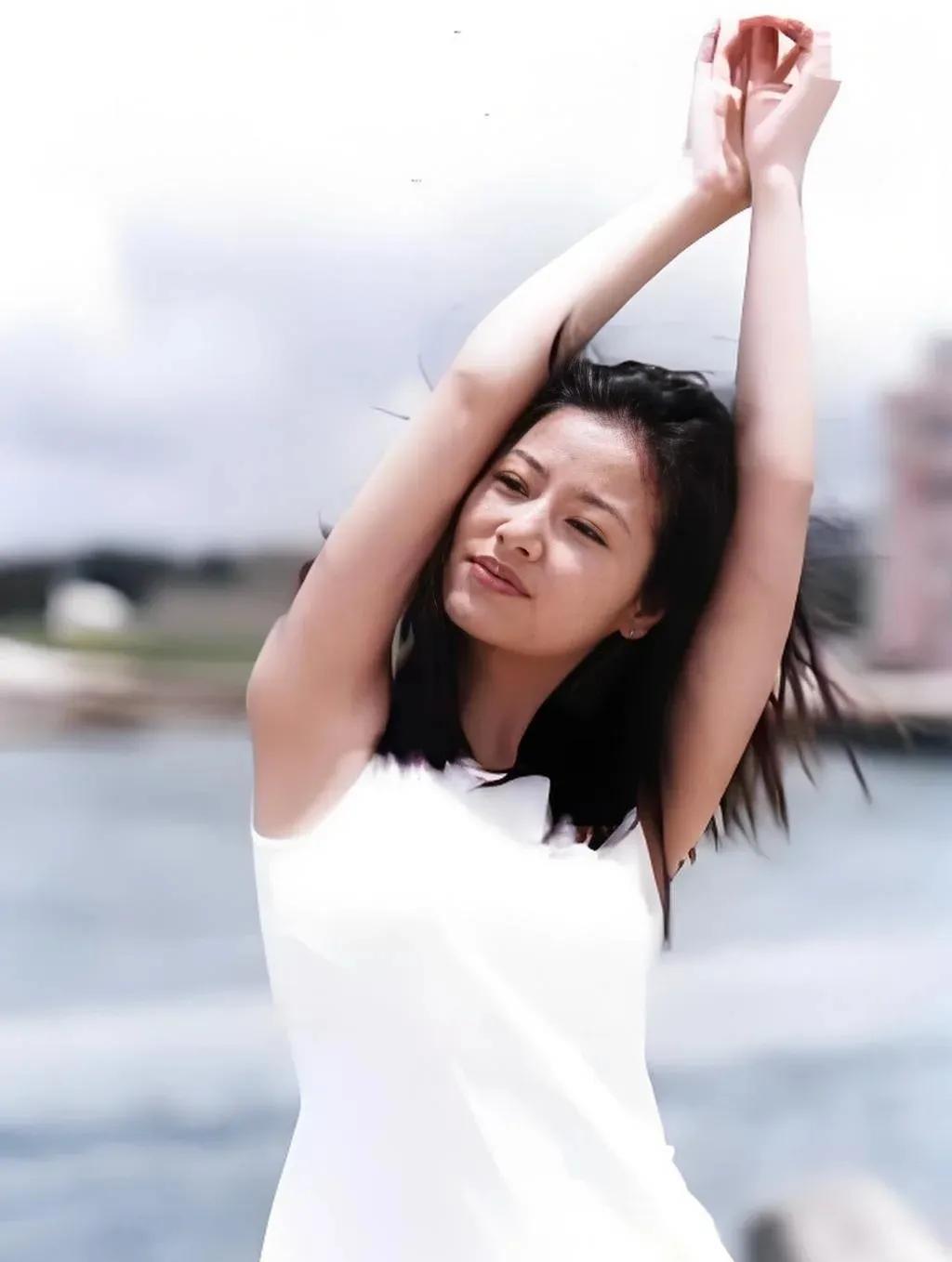 年轻时的林心如，也是顶级甜美一枚啊，笑起来的小酒窝可迷人了。#林心如#