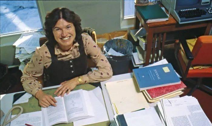 1996年，一名女性科学家，在进行一项试验时，不慎将两滴化学试剂滴在了乳胶手套上