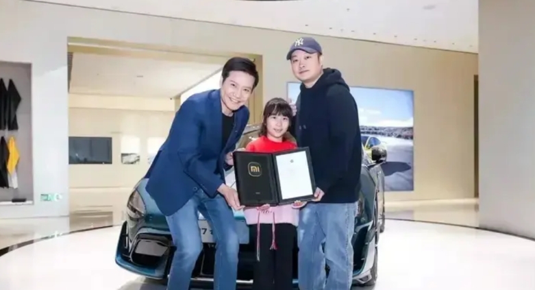 2025年3月2日，1969年12月16日出生的雷军出席首批小米SU7Ultra