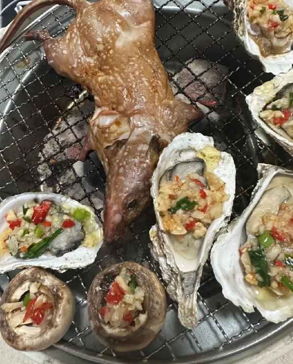 广东人请解释一下
这是吃迷你版烤乳猪吗？
