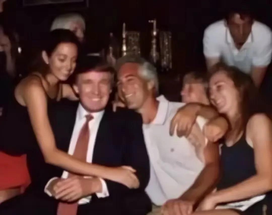 爱沷斯坦还魂啦。
总以为美国政府最大的危机是美债，没想到一个死亡好几年的人，硬是