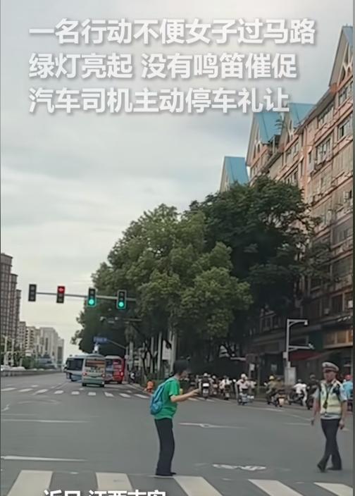 人民日报12秒的视频，眼泪止不住的流！一名行动不便女子，一步一步缓慢地过马路，绿