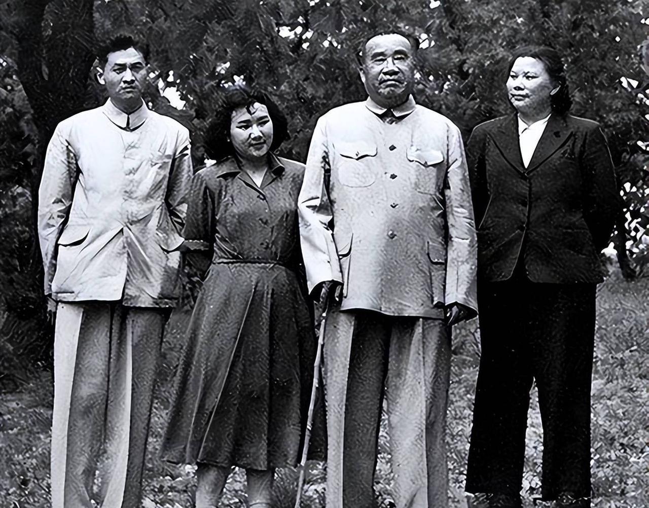 1974年6月10日，朱老总唯一的儿子去世。朱老总得知后，沉默了许久，哽咽地批评