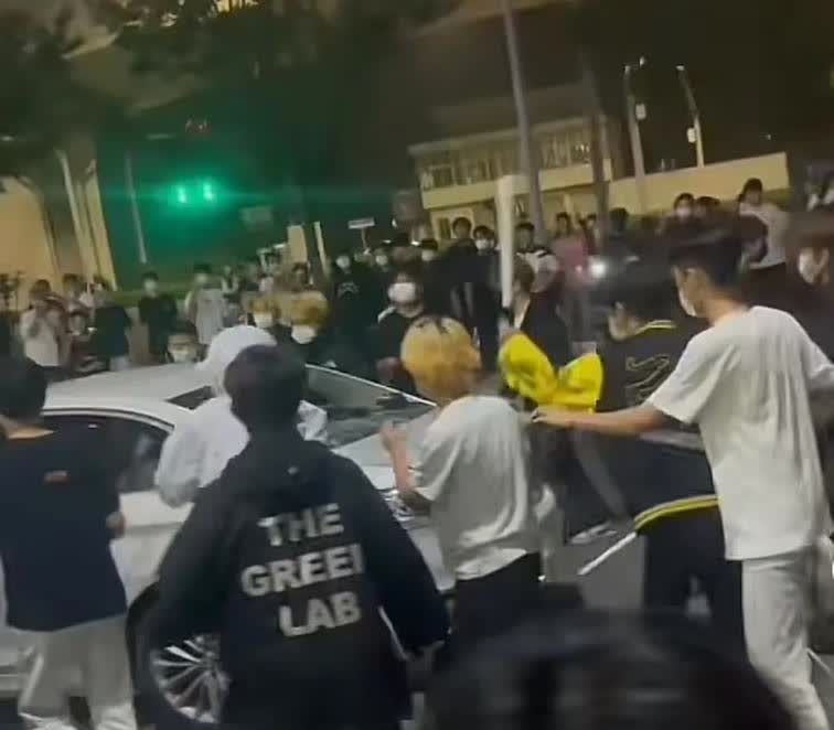 山东临沂23个小黄毛鬼火少年因意气用事喜提银手镯一对！
现在的小孩太没有法律意