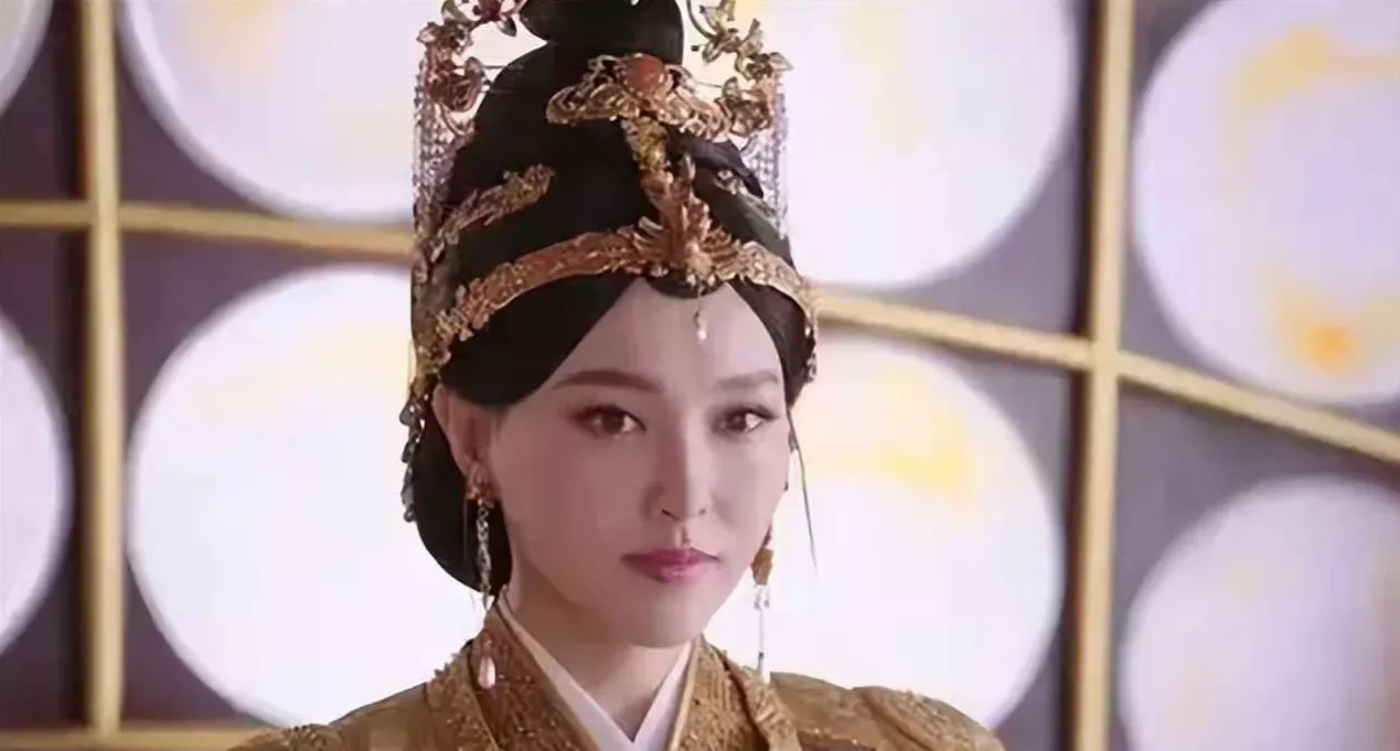 公元1016年的辽国深宫，萧太后寝殿的铜漏滴到子时三刻。皮肤黝黑的宫女萧耨斤跪在