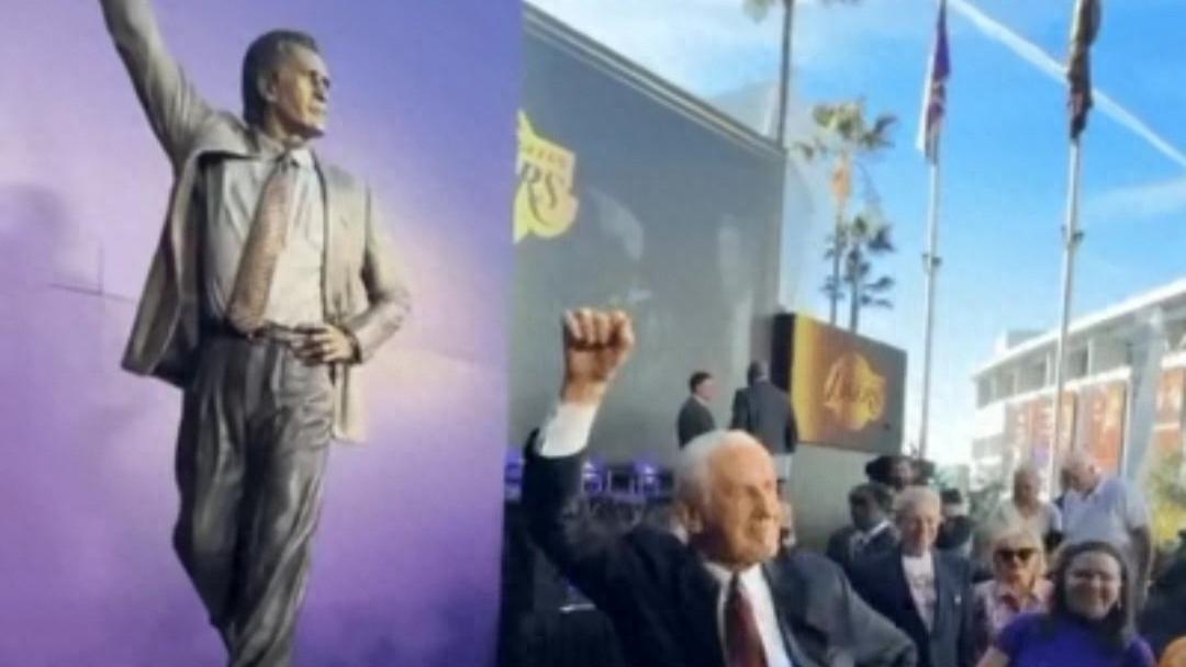 NBA湖人队管理层为主教练莱利举办雕像仪式！