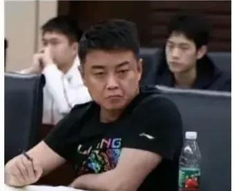 王皓和马琳参加总结大会，两个人的表情不一样。
王皓表情明显很沉重，这也可以理解，