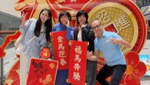 45岁Selina晒全家福，蓝色百褶裙，脸型圆润