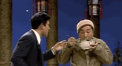 1984年春晚后台，导演黄一鹤找到了躲在二楼幕布后的陈佩斯、朱时茂二人，含着泪对