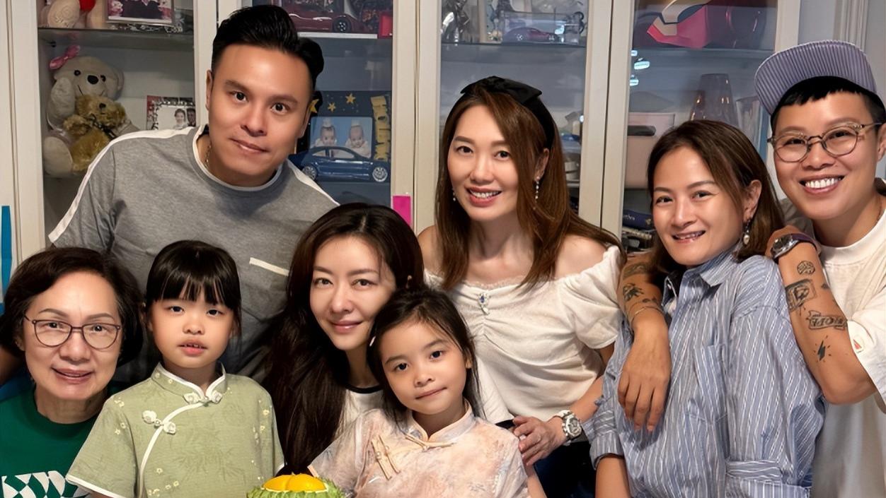 熊黛林晒45岁生日状态，一家人同框，双胞胎一个像爸爸一个像妈妈