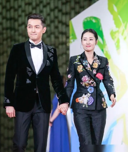 胡歌、刘敏涛牵手亮相红毯！胡歌真帅呀！敏涛姐真有女神范儿！
