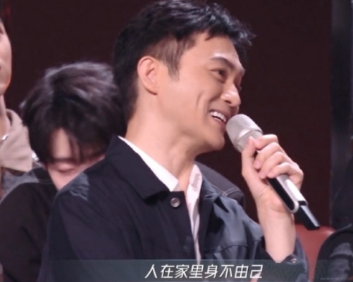 张智霖人在家里身不由己，张智霖这“退休flag”倒得太好笑了，在家还能被“逼”出