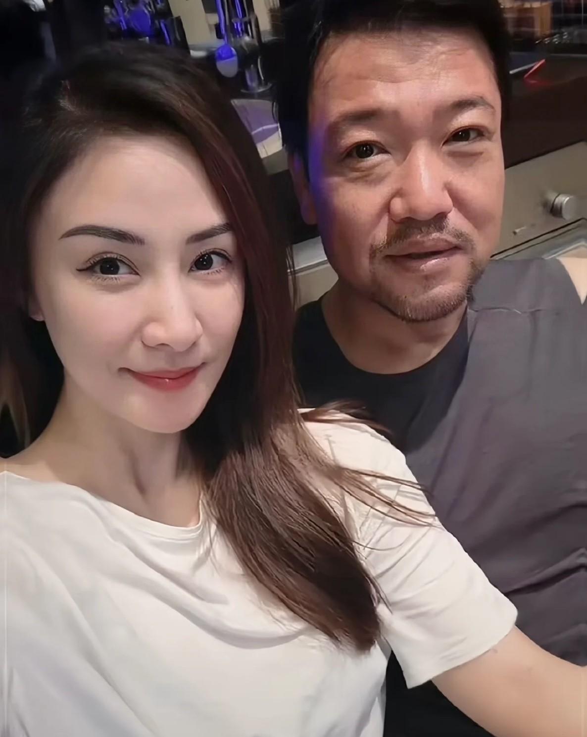 贾冰看着精气神不是很好，他夫人倒是容光焕发。
不过他做饭那么好吃，有美女老婆才是